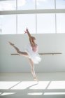 Bailarina praticando uma dança de balé no estúdio de balé — Fotografia de Stock