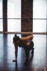 Mujer joven interpretando danza moderna en estudio de danza - foto de stock