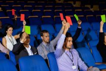 Ejecutivos de negocios muestran su aprobación levantando las manos en el centro de conferencias - foto de stock