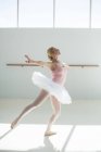 Bailarina practicando una danza de ballet en estudio de ballet - foto de stock