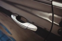 Close-up de carro de luxo na garagem de reparação — Fotografia de Stock