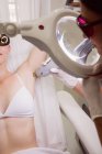 Paziente femminile che riceve un trattamento di depilazione laser in clinica — Foto stock