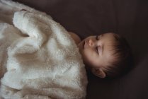 Мила дитина спить на ліжку вдома — стокове фото