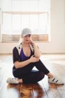 Giovane bella donna seduta in studio di danza — Foto stock