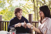 Пара, пьющая кофе вместе в ресторане — стоковое фото