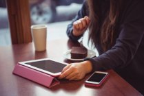 Nahaufnahme einer Frau mit digitalem Tablet im Restaurant — Stockfoto