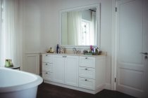 Порожня ванна кімната з ванною і туалетом вдома — стокове фото