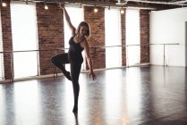 Woman practicing modern dance in dance studio — Stock Photo