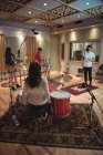 Музичний гурт виступає в студії звукозапису — стокове фото