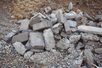 Gros plan des dalles de béton brisé sur le chantier — Photo de stock