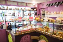 Различные турецкие сладости расположены на полках и выставлены в магазине — стоковое фото