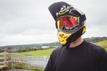 Велосипедист в шлеме в скейтпарке — стоковое фото