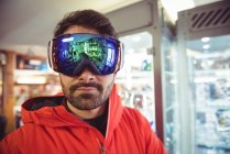 Close-up de homem bonito em óculos de esqui — Fotografia de Stock