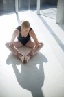 Ballerine effectuant des exercices d'étirement en studio de ballet — Photo de stock
