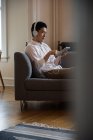 Homme écoutant de la musique sur tablette numérique à la maison — Photo de stock