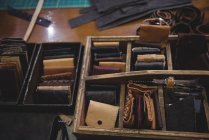 Várias carteiras de couro em caixa de aço na oficina — Fotografia de Stock