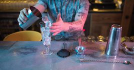 Бармен підготовка напій у лічильника в м. бар — стокове фото