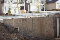 Fondation en béton avec tuyau de drainage sur le chantier de construction — Photo de stock