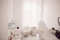 Studio odontoiatrico vuoto con attrezzatura negli interni della clinica dentistica — Foto stock