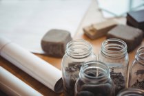 Probe von Kieselsteinen im Glas auf dem Tisch im Büro — Stockfoto