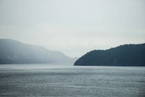Vista maestosa del bellissimo lago e delle montagne — Foto stock