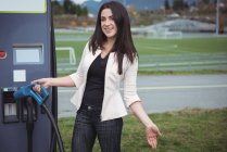 Вид спереду красивої жінки з використанням електричної машини на вулиці — стокове фото
