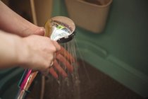 Nahaufnahme einer Frau beim Händewaschen nach dem Putzen eines Hundes in der Badewanne — Stockfoto