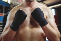 Seção intermediária do boxeador realizando postura de boxe no estúdio de fitness — Fotografia de Stock