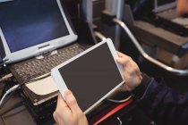 Mechaniker hält digitales Tablet in Werkstatt — Stockfoto