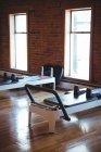 Vista interior do estúdio de fitness vazio com equipamento de exercício — Fotografia de Stock