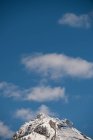 Vista maestosa della bellissima catena montuosa innevata contro il cielo blu e le nuvole — Foto stock