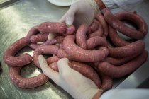 Gros plan sur les saucisses de boucherie transformées en usine de viande — Photo de stock