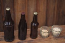 Botellas de cerveza caseras e ingredientes para cervecería casera - foto de stock