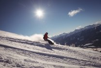 Лижник, катання на лижах в Альпах snowy взимку — стокове фото