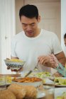 Mann isst zu Hause auf Esstisch — Stockfoto