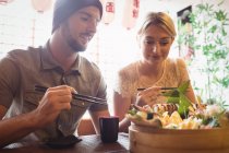 Paar bei Sushi im Restaurant — Stockfoto