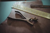 Leder-Stanzmaschine auf Tisch in Werkstatt — Stockfoto