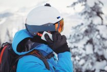 Nahaufnahme eines Skifahrers, der mit dem Handy telefoniert — Stockfoto