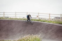 Radfahrer fährt mit BMX-Rad in Skatepark — Stockfoto