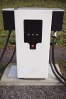 Cargador de coche eléctrico en la estación de carga del vehículo eléctrico - foto de stock