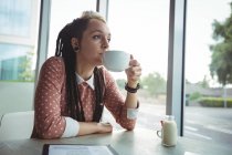 Mulher atenciosa tendo xícara de café no café — Fotografia de Stock