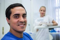 Портрет улыбающегося пациента в клинике — стоковое фото