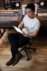 Engenheiro de áudio usando tablet digital perto do mixer de som no estúdio de gravação — Fotografia de Stock