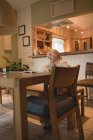 Задумчивая девушка сидит за столом и учится дома — стоковое фото