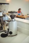 Primo piano delle attrezzature per la macinazione del caffè tenute in tavola — Foto stock