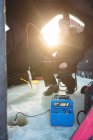 Pescatore di ghiaccio maschio seduto sulla sedia con pescato in tenda — Foto stock