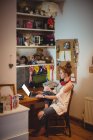 Bella donna che utilizza il computer portatile a casa — Foto stock