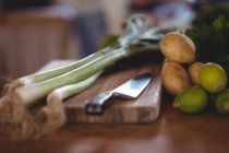 Крупный план свежих овощей на кухонном столе — стоковое фото