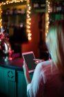Вид спереду офіціантки з використанням цифрового планшета в барі — стокове фото