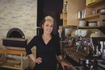 Porträt einer Frau, die in der Küche eines Cafés steht — Stockfoto